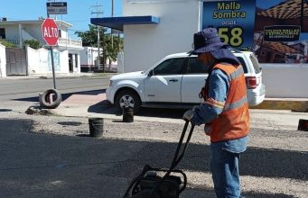 Cuadrillas de bacheo dan mantenimiento permanente a calles de Hermosillo