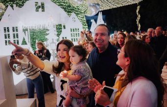 Viven familias de Hermosillo espectacular encendido de árbol navideño