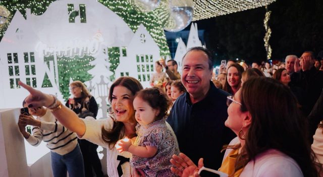 Viven familias de Hermosillo espectacular encendido de árbol navideño