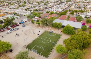 Hacen equipo a favor del deporte con la entrega de cancha de futbol en Las Lomas