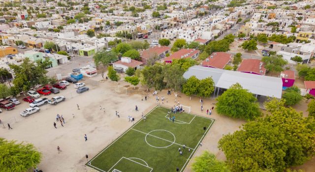 Hacen equipo a favor del deporte con la entrega de cancha de futbol en Las Lomas