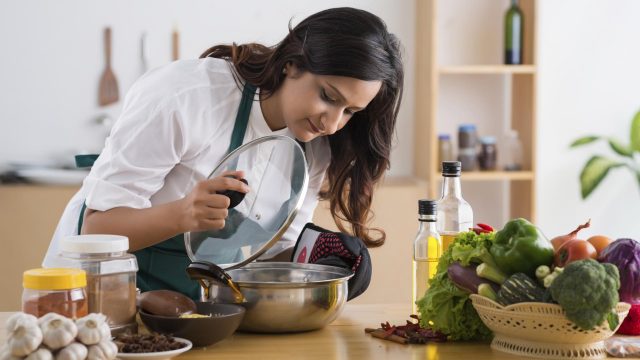 mujer-cocinando-caldo