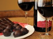 Tomar vino tinto y comer chocolate podría prevenir el envejecimiento