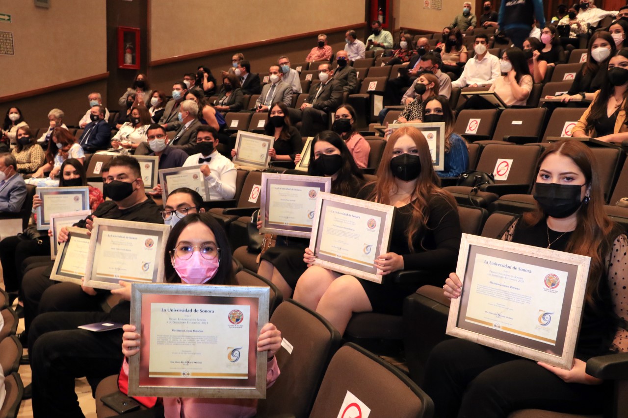 03NOTA ESTUDIANTES CEREMONIA 79 ANIVERSARIO