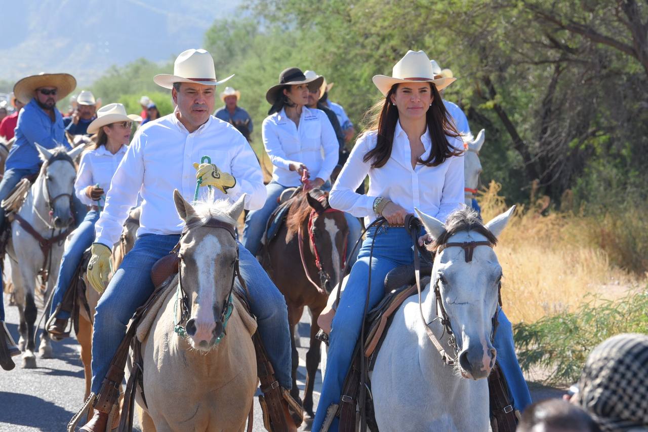 Participan Toño Astiazarán y su esposa en Cabalgata San Judas Tadeo (2)