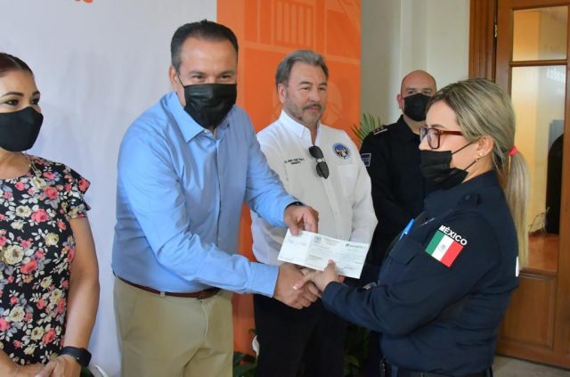 Entrega Toño Astiazarán estímulos económicos a policías municipales (1)