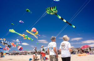 Viste Sky Fest de colores el cielo de Bahía de Kino con papalotes gigantes