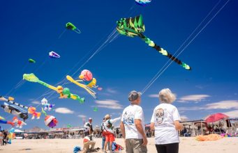 Viste Sky Fest de colores el cielo de Bahía de Kino con papalotes gigantes