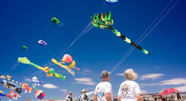 Viste Sky Fest de colores el cielo de Bahía de Kino con papalotes gigantes