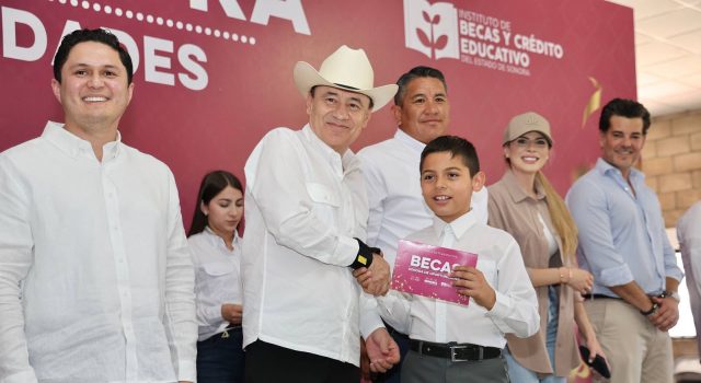 Gobernador Durazo acerca gobierno, becas y apoyos a comunidades del noroeste de Sonora