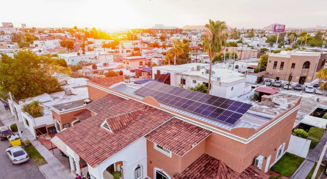 Programa Peso Solar permite a fundación bajar de 13 mil a 90 pesos su recibo de luz.