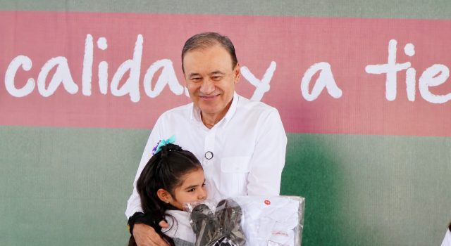 Arranca Gobernador Durazo entrega de más de 109 mil uniformes escolares gratuitos en Hermosillo